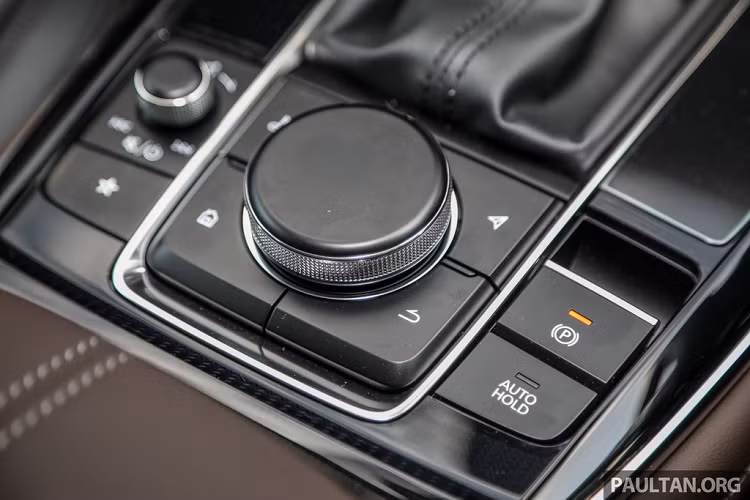 Các tính năng an toàn trên xe bao gồm hệ thống cảnh báo tài xế buồn ngủ, kiểm soát hành trình qua radar, tích hợp tính năng tự động dừng và đi, cảnh báo lệch làn đường, hỗ trợ giữ làn, hỗ trợ phanh thông minh và đèn pha thích ứng. Hiện chưa có thông tin mẫu xe SUV Mazda CX-30 mới về Việt Nam.