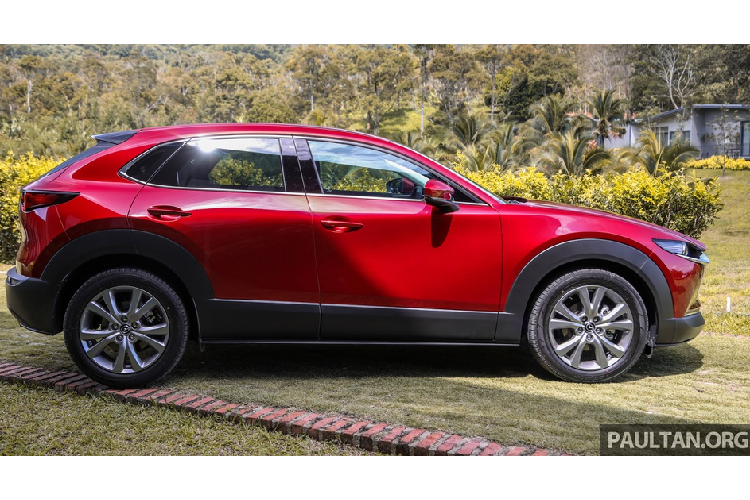 Ra mắt hồi đầu năm 2019, Mazda CX-30 được định hình nằm giữa CX-3 và CX-5. CX-30 được ví von là phiên bản cao lớn của mẫu Mazda3 hatchback do cả 2 đều sử dụng chung nền tảng SkyActiv mới. Kiểu dáng của CX-30 có nhiều nét tương đồng với các sản phẩm hiện tại của Mazda như CX-8, CX-5, Mazda3.
