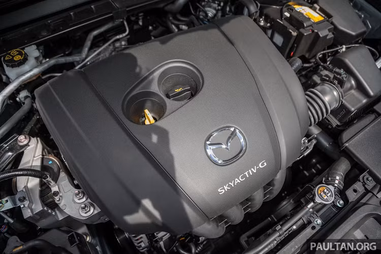 Khác với Malaysia, Thái Lan chỉ có duy nhất phiên bản động cơ hút khí tự nhiên SkyActiv-G 2.0L sản sinh công suất 165 mã lực và mô-men xoắn 213 Nm. Xe đi kèm hộp số tự động 6 cấp và hệ dẫn động cầu trước. Theo Mazda, CX-30 có thể tăng tốc 0-100 km/h trong 9,7 giây, vận tốc tối đa 196 km/h, mức tiêu hao nhiên liệu là 6,5 lít/100 km.