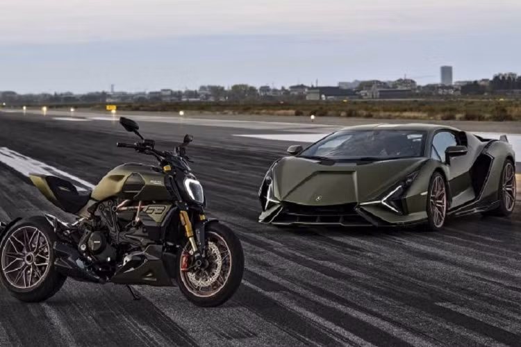 Lấy cảm hứng từ chiếc siêu xe thương mại hybrid đầu tiên của Lamborghini, Ducati Diavel 1260S mới sở hữu nhiều đường nét, phối màu tương tự như chiếc siêu xe đến từ “bò tót”. Chiếc cruiser có được màu sơn xanh mờ Verde Gea làm chủ đạo, kết hợp cùng một số các chi tiết để lộ sợi carbon bắt mắt. Sự tương phản của màu sơn này được tạo nên từ sắc vàng đồng Oro Electrum ở những chi tiết như dàn khung mắt cáo.