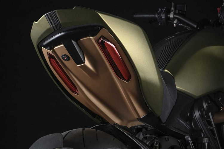 “Diavel 1260S Lamborghini sử dụng chung ngôn ngữ thiết kế đã làm nên thương hiệu của những chiếc Lamborghini, vì thế chúng tôi đã phải thiết kế lại những chi tiết đặc trưng nhất của Diavel”, ông Andrea Ferraresi, Giám đốc trung tâm thiết kế của Ducati chia sẻ. Ông còn cho biết thêm đây sẽ là chiếc mô-tô có kiểu dáng tuyệt đẹp và trở thành một món đồ mà bất kỳ người sưu tập xe, môtô nào trên thế giới muốn có.