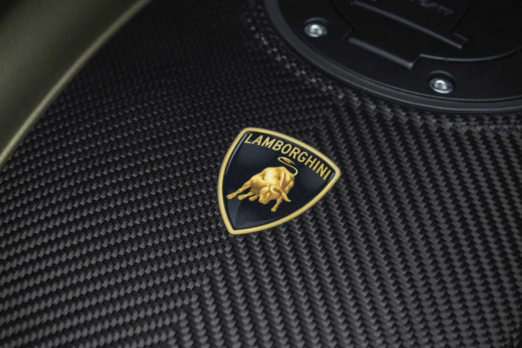 Trưởng bộ phận Thiết kế của Automobili Lamborghini cho biết: “Chúng tôi tin rằng thiết kế mạnh mẽ của hãng là một trong những thiết kế dễ nhận biết nhất trong ngành xe hơi. Hình bóng độc đáo, sạch sẽ nhưng cực kỳ khác biệt, xác định nền tảng ngôn ngữ thiết kế của chúng tôi. Cách tiếp cận thiết kế có tầm nhìn của chúng tôi, cho phép truyền DNA của mình sang các sản phẩm khác: điều này đạt được nhờ tinh thần đồng đội mạnh mẽ, chia sẻ phong cách và lợi thế là hai thương hiệu được truyền cảm hứng từ những giá trị giống nhau và cam kết cảm giác lái thú vị”.