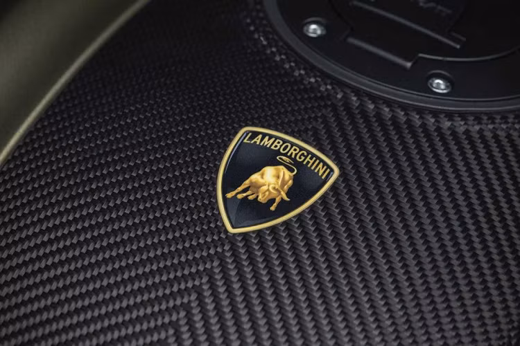 Trưởng bộ phận Thiết kế của Automobili Lamborghini cho biết: “Chúng tôi tin rằng thiết kế mạnh mẽ của hãng là một trong những thiết kế dễ nhận biết nhất trong ngành xe hơi. Hình bóng độc đáo, sạch sẽ nhưng cực kỳ khác biệt, xác định nền tảng ngôn ngữ thiết kế của chúng tôi. Cách tiếp cận thiết kế có tầm nhìn của chúng tôi, cho phép truyền DNA của mình sang các sản phẩm khác: điều này đạt được nhờ tinh thần đồng đội mạnh mẽ, chia sẻ phong cách và lợi thế là hai thương hiệu được truyền cảm hứng từ những giá trị giống nhau và cam kết cảm giác lái thú vị”.