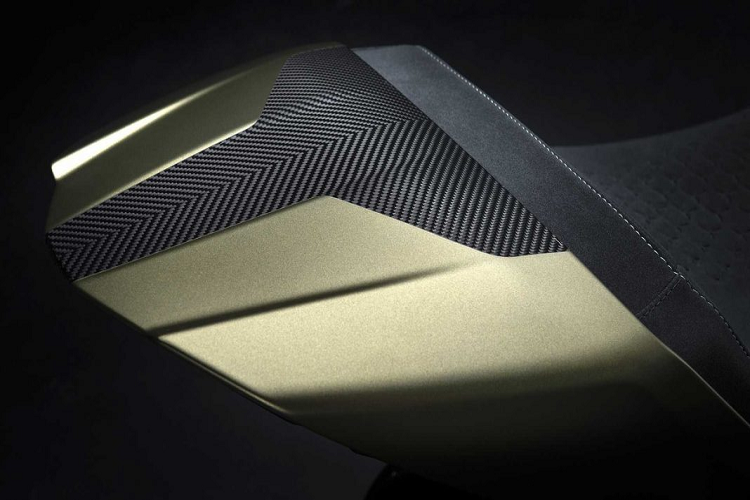 Nhờ vào những chi tiết được làm bằng vật liệu nhẹ, chiếc mô-tô cao cấp của Ducati có khối lượng chỉ 220 kg. Mẫu xe này được trang bị bộ phuộc Ohlins, phanh Brembo M50 với cùm phanh đỏ,… Ducati Diavel 1260 vẫn được trang bị động cơ V-twin dung tích 1.262 phân khối. Động cơ này tạo cho xe công suất cực đại 157 mã lực và mô-men xoắn tối đa ở mức 129 Nm, tương tự như những chiếc Ducati Diavel tiêu chuẩn.