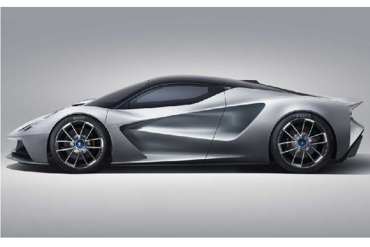 Khoang nội thất của Evija được Lotus tối giản nhằm buộc người lái tập trung vào những trải nghiệm mà xe mang lại. Nút bấm chức năng đều được tích hợp trên vô-lăng kiểu đua trong khi bảng điều khiển trung tâm chỉ cung cấp các nút bấm điều khiển hệ thống thông tin giải trí với Apple Carplay và Android Auto, điều hòa và nút khởi động,.....