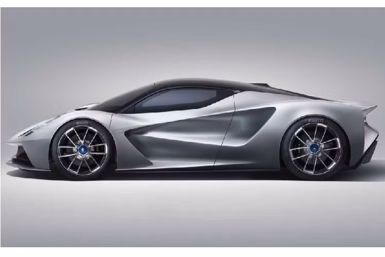 Khoang nội thất của Evija được Lotus tối giản nhằm buộc người lái tập trung vào những trải nghiệm mà xe mang lại. Nút bấm chức năng đều được tích hợp trên vô-lăng kiểu đua trong khi bảng điều khiển trung tâm chỉ cung cấp các nút bấm điều khiển hệ thống thông tin giải trí với Apple Carplay và Android Auto, điều hòa và nút khởi động,.....