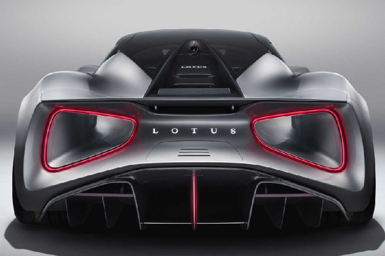 Không chỉ là chiếc siêu xe mạnh nhất của Lotus, Evija còn là chiếc xe mạnh nhất trên thị trường ở thời điểm này. Lotus trang bị cho xe bốn động cơ điện, đặt tại bốn bánh xe và có thể tạo ra tổng công suất lên đến 1.974 mã lực. Xe sở hữu viên pin dung lượng 70 kWh, cùng với đó là công nghệ dẫn động do Integral Powertrain, công ty cung cấp hệ dẫn động cho VW I.D. R.