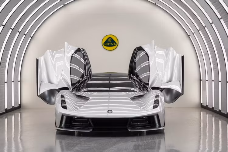Với chiếc xe này, thương hiệu ôtô Lotus không còn là một nhà sản xuất xe thể thao cỡ nhỏ nữa, giờ đây, hãng đã có cho mình một chiếc hypercar thực thụ. Sau đây sẽ là tất cả những gì bạn cần biết về chiếc hypercar chạy điện đầu tiên của Lotus.