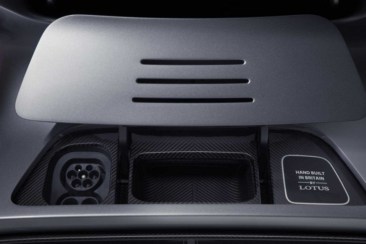 Xuyên suốt lịch sử phát triển của mình, Lotus luôn đề cao hả năng xử lý ở những góc cua hơn là sức mạnh của xe. Colin Chapman, người sáng lập nên hãng xe này luôn nổi tiếng với câu nói “đơn giản hóa, sau đó làm cho xe nhẹ thêm”, và tạo cho Lotus trở thành hãng xe đầu tiên sử dụng khung gầm monocoque.