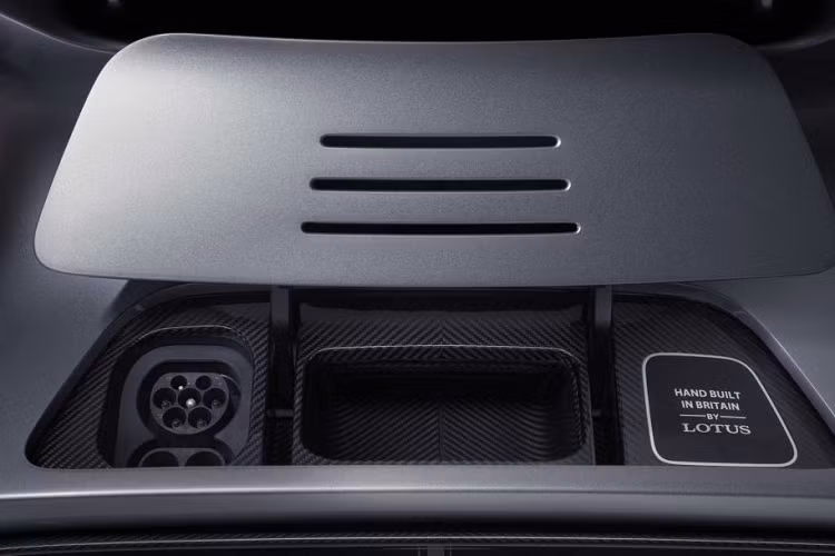 Xuyên suốt lịch sử phát triển của mình, Lotus luôn đề cao hả năng xử lý ở những góc cua hơn là sức mạnh của xe. Colin Chapman, người sáng lập nên hãng xe này luôn nổi tiếng với câu nói “đơn giản hóa, sau đó làm cho xe nhẹ thêm”, và tạo cho Lotus trở thành hãng xe đầu tiên sử dụng khung gầm monocoque.