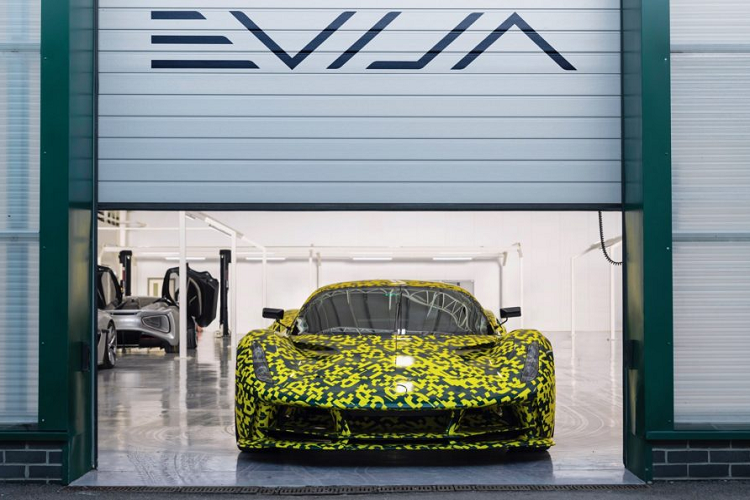 Phía sau, xe được trang bị một cánh gió chủ động, ngay bên dưới là hốc gió được bao quanh bởi đèn hậu LED, thông với hai hốc gió bên hông xe. Evija là mẫu xe thương mại đầu tiên sử dụng công nghệ đèn pha laser. Xe sử dụng bộ mâm được làm băng hợp kim ma-giê, có kích thước 20 inch ở bánh trước và 21 inch ở bánh sau.