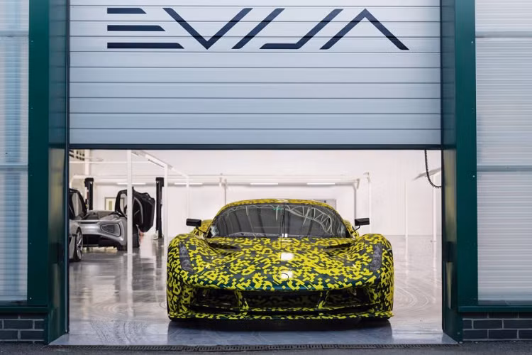 Phía sau, xe được trang bị một cánh gió chủ động, ngay bên dưới là hốc gió được bao quanh bởi đèn hậu LED, thông với hai hốc gió bên hông xe. Evija là mẫu xe thương mại đầu tiên sử dụng công nghệ đèn pha laser. Xe sử dụng bộ mâm được làm băng hợp kim ma-giê, có kích thước 20 inch ở bánh trước và 21 inch ở bánh sau.