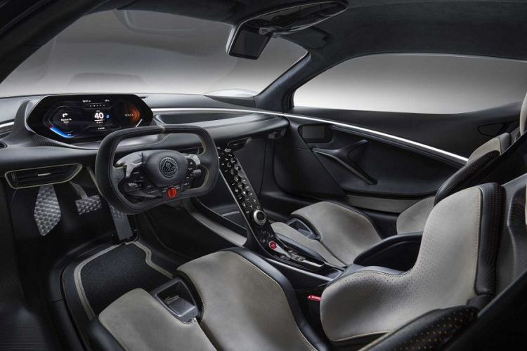 Lotus Evija co thể đạt tốc độ 300 km/h trong chưa đầy 9 giây, tốc độ tối đa mà xe có thể đạt được ở mức trên 360 km/h, tức bạn sẽ cần chưa đến nửa phút để có thể tăng tốc từ vị trí đứng yên lên tốc độ tối đa của xe. Lotus cung cấp cho Evija năm chế độ lái khác nhau gồm: Range (đi xa), City (nội thành), Tour, Sport (thể thao), Track (chạy track). Ở chế độ chạy đường đua, viên pin của xe sẽ cạn chỉ trong 7 phút.