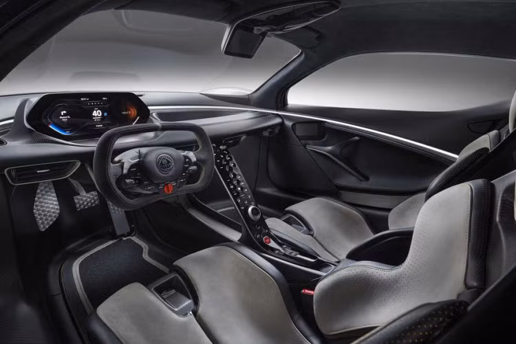 Lotus Evija co thể đạt tốc độ 300 km/h trong chưa đầy 9 giây, tốc độ tối đa mà xe có thể đạt được ở mức trên 360 km/h, tức bạn sẽ cần chưa đến nửa phút để có thể tăng tốc từ vị trí đứng yên lên tốc độ tối đa của xe. Lotus cung cấp cho Evija năm chế độ lái khác nhau gồm: Range (đi xa), City (nội thành), Tour, Sport (thể thao), Track (chạy track). Ở chế độ chạy đường đua, viên pin của xe sẽ cạn chỉ trong 7 phút.