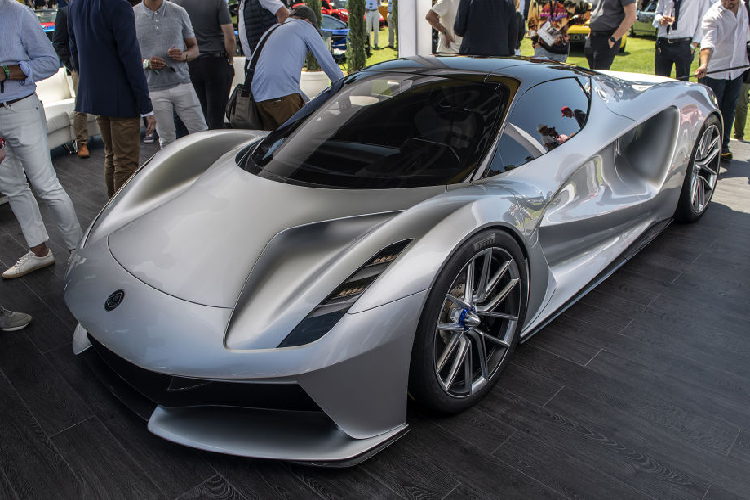 Không chỉ đi đầu so với những người anh em của mình, siêu xe Lotus Evija mới còn đi đầu trong phân khúc ôtô điện với những công nghệ và hiệu năng hàng đầu. Sạc nhanh, sức mạnh, tốc độ, khả năng xử lý,… chúng đều có mặt trên mẫu xe này, cùng với đó là ngoại hình đẹp mắt, cửa cánh bướm và khoang nội thất vô cùng hiện đại.