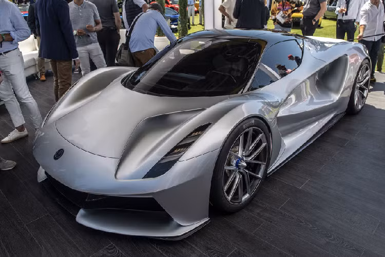 Không chỉ đi đầu so với những người anh em của mình, siêu xe Lotus Evija mới còn đi đầu trong phân khúc ôtô điện với những công nghệ và hiệu năng hàng đầu. Sạc nhanh, sức mạnh, tốc độ, khả năng xử lý,… chúng đều có mặt trên mẫu xe này, cùng với đó là ngoại hình đẹp mắt, cửa cánh bướm và khoang nội thất vô cùng hiện đại.