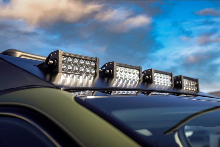 Tương tự Sorento X-Line mới, hai mẫu xe concept Kia Sorento Yosemite và Sorento Zio cũng có góc tiếp cận cũng như góc thoát khác biệt so với Sorento tiêu chuẩn. Ngoài ra, xe còn có chiều cao gầm lớn hơn, đạt mức 211 mm, baga nóc hầm hố hơn và hệ dẫn động 4 bánh toàn thời gian nâng cấp.