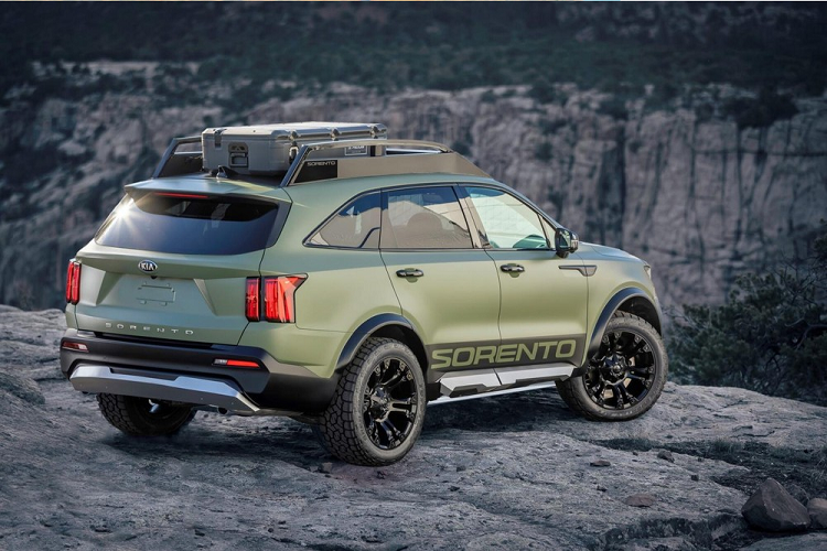 So với Sorento Yosemite, Kia Sorento Zio 2021 mới sở hữu thiết kế về cơ bản là giống. Tuy nhiên, Kia Sorento Zio lại được thiết kế để "thoát khỏi sa mạc, vượt qua những đụn cát". Do đó, xe được sơn màu vàng cát có tên Desert Sand và cũng đi kèm những điểm nhấn màu đen bóng. Tiếp đến là hộp đựng đồ trên nóc và bộ vành 20 inch, sơn phối 2 màu riêng.