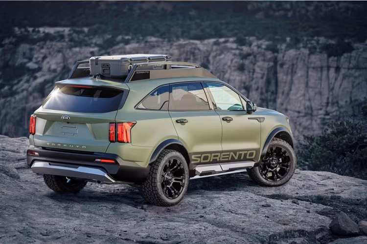 So với Sorento Yosemite, Kia Sorento Zio 2021 mới sở hữu thiết kế về cơ bản là giống. Tuy nhiên, Kia Sorento Zio lại được thiết kế để "thoát khỏi sa mạc, vượt qua những đụn cát". Do đó, xe được sơn màu vàng cát có tên Desert Sand và cũng đi kèm những điểm nhấn màu đen bóng. Tiếp đến là hộp đựng đồ trên nóc và bộ vành 20 inch, sơn phối 2 màu riêng.