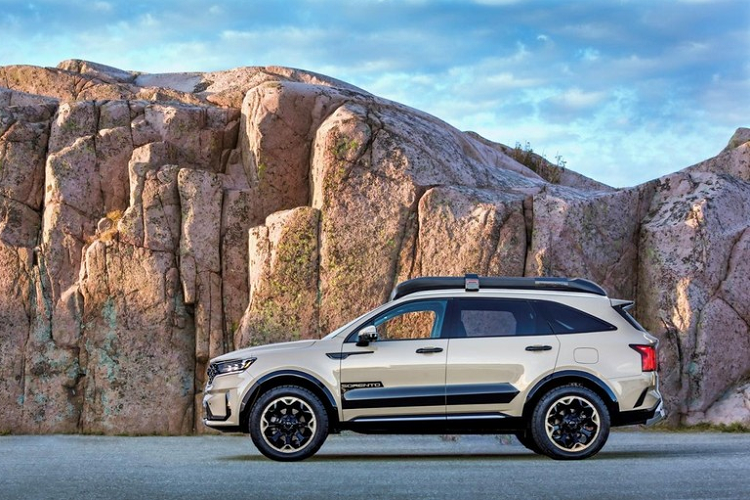 Giá xe Kia Sorento 2021 tại thị trường Mỹ khởi điểm từ 29.390 USD (khoảng 682 triệu đồng). Trong khi đó, tại Việt Nam, mẫu SUV hạng D này có giá dao động từ 1,079 - 1,349 tỷ đồng.