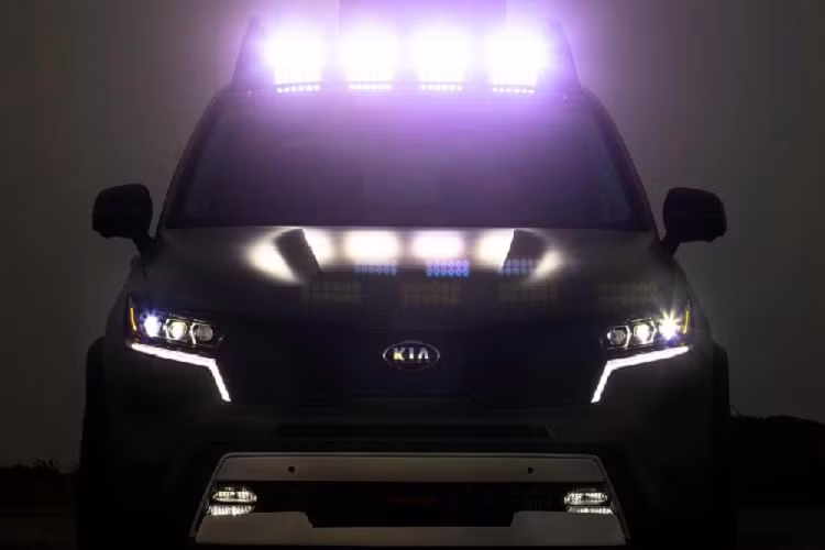 Tại thị trường Mỹ, Kia Sorento 2021 hiện có 3 tùy chọn động cơ khác nhau. Thứ nhất là động cơ xăng GDI 4 xi-lanh, dung tích 2,5 lít, sản sinh công suất tối đa 191 mã lực và mô-men xoắn cực đại 247 Nm. Động cơ kết hợp với hộp số tự động 8 cấp và hệ dẫn động cầu trước FWD hoặc 4 bánh toàn thời gian AWD. Ở phiên bản AWD, xe sẽ có thêm khóa vi sai trung tâm và lượng xăng tiêu thụ trung bình 8,71 lít/100 km.