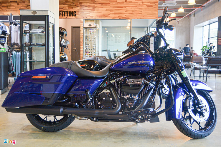 Harley-Davidson Việt Nam đang phân phối mẫu xe Road King Special với 3 phiên bản màu sắc, phiên bản màu đen Vivid Black có giá thấp nhất là 959 triệu đồng. Các phiên bản có màu bạc, xám, đỏ được phân phối với mức giá 979 triệu đồng. Trong khi đó phiên bản 2 tông màu như trong hình có giá bán 1,039 tỷ đồng.