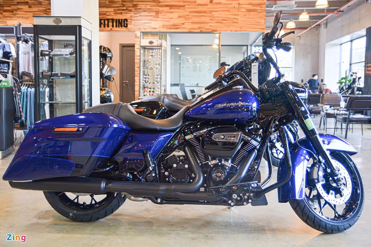 Harley-Davidson Việt Nam đang phân phối mẫu xe Road King Special với 3 phiên bản màu sắc, phiên bản màu đen Vivid Black có giá thấp nhất là 959 triệu đồng. Các phiên bản có màu bạc, xám, đỏ được phân phối với mức giá 979 triệu đồng. Trong khi đó phiên bản 2 tông màu như trong hình có giá bán 1,039 tỷ đồng.