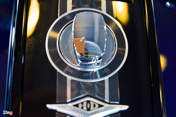 Mặc dù mang dáng vẻ của một chiếc touring cổ điển, thế nhưng Road King Special được trang bị hệ thống chìa khóa thông minh (smartkey) hiện đại. 