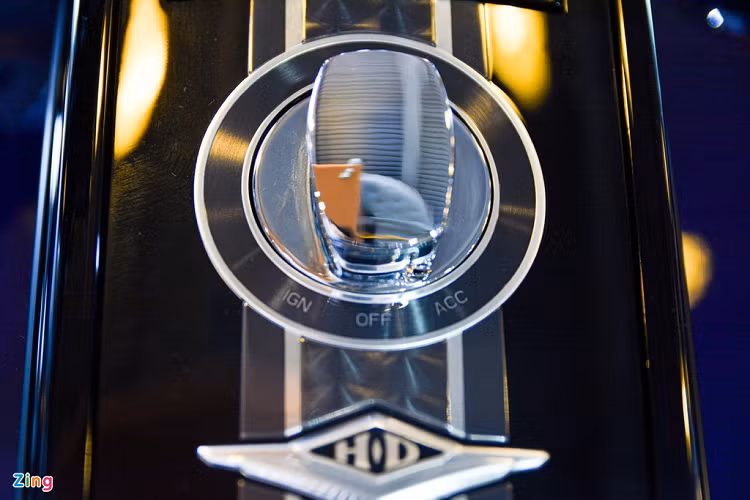 Mặc dù mang dáng vẻ của một chiếc touring cổ điển, thế nhưng Road King Special được trang bị hệ thống chìa khóa thông minh (smartkey) hiện đại. 