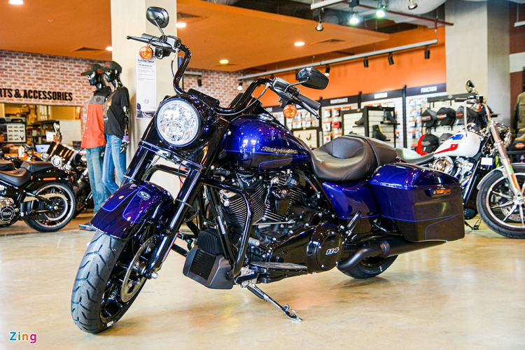 Nhìn từ phía trước có thể thấy phần kính chắn gió trên Road King đã được lược bỏ, điều này giúp cho đầu xe của Road King Special trông gọn gàng và bụi bặm hơn. Mẫu xe môtô Harley-Davidson Road King Special sở hữu chiều dài 2.420 mm, trục cơ sở 1.625 mm.