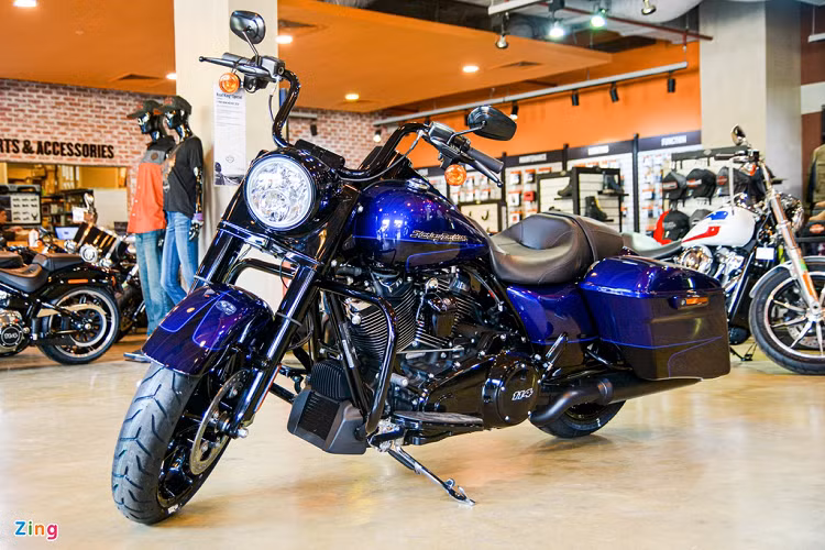 Nhìn từ phía trước có thể thấy phần kính chắn gió trên Road King đã được lược bỏ, điều này giúp cho đầu xe của Road King Special trông gọn gàng và bụi bặm hơn. Mẫu xe môtô Harley-Davidson Road King Special sở hữu chiều dài 2.420 mm, trục cơ sở 1.625 mm.