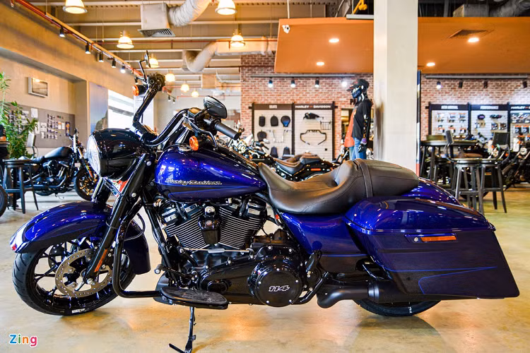 Harley-Davidson được biết đến là hãng xe chuyên sản xuất các dòng xe hầm hố, cơ bắp đậm chất Mỹ. Một trong số các mẫu xe nổi bật của Harley-Davidson là Road King Special, phiên bản đặc biệt của dòng xe Road King. 