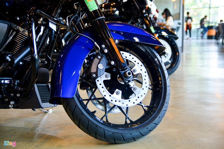 Xe được trang bị hệ thống phanh trước dùng đĩa phanh có đường kính 320 mm kết hợp cùng kẹp phanh 4 piston. Mâm trước có kích thước 19 inch, trong khi đó mâm sau là 18 inch, kích thước lốp trước và sau lần lượt là 130/60 và 180/55. 