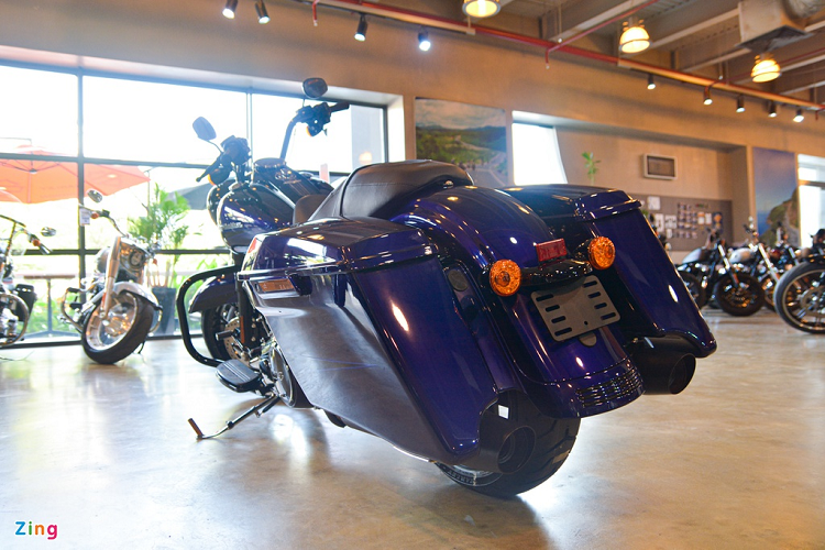 Phần đuôi xe trông khá bệ vệ với 2 thùng hông, ống xả được làm dạng kép 2-1-2 với đầu thoát hình nón. Khu vực gắn biển số có thiết kế gọn gàng tích hợp đèn báo rẽ.