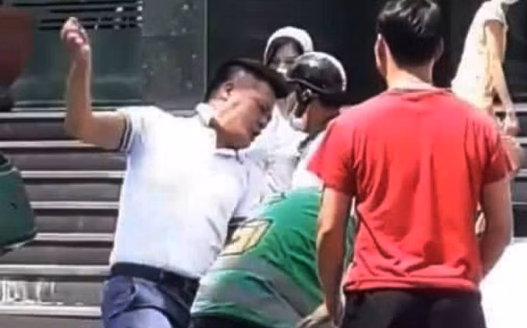 Cong an thong tin ve vu lai xe GrabCar danh nhau voi tai xe GrabBike