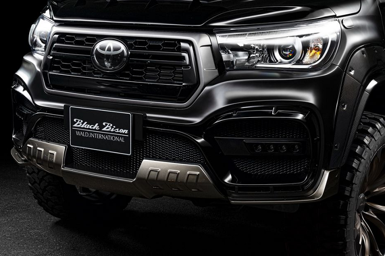 Một số trang bị khác bao gồm một bộ lip sau, bộ cản trước sửa đổi, thanh chắn bảo vệ mui, cánh gió nhỏ gắn nóc, các thanh chia gió trên cản sau và cuối cùng là hệ thống 3 ống xả với kiểu đặt bên hông, tương tự một chiếc G-Class nhà Merc.