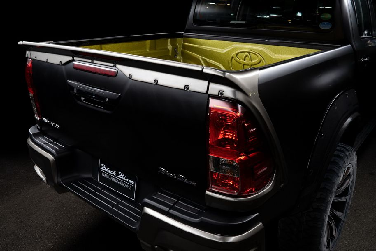 Với nước sơn đen lầm lì, cùng một loạt các trang bị hầm hố đi kèm, Hilux Sports Line Black Bison Edition về tổng thể toát lên sự dữ dằn, pha lẫn khí chất có phần “mafia”.
