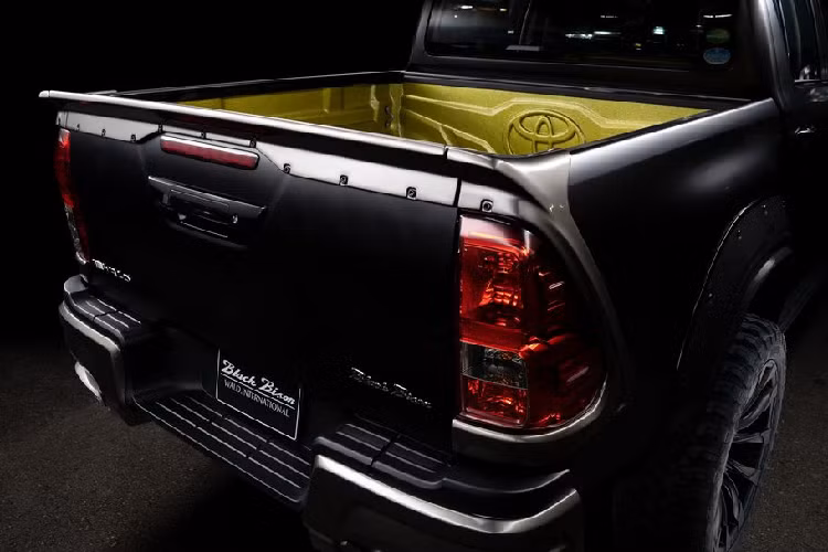 Với nước sơn đen lầm lì, cùng một loạt các trang bị hầm hố đi kèm, Hilux Sports Line Black Bison Edition về tổng thể toát lên sự dữ dằn, pha lẫn khí chất có phần “mafia”.