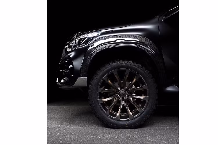 Bộ kit “cánh rộng” đã tăng thêm 55 mm bề ngang cho chiếc xe bán tải Toyota Hilux Black Bison 2020. Không chỉ vậy, hệ thống đèn LED tăng cường, bao gồm cả hệ thống chiếu sáng gắn nóc, còn mang tới hiệu năng chiếu sáng vượt trội, một trang bị đặc biệt hữu dụng vào ban đêm.