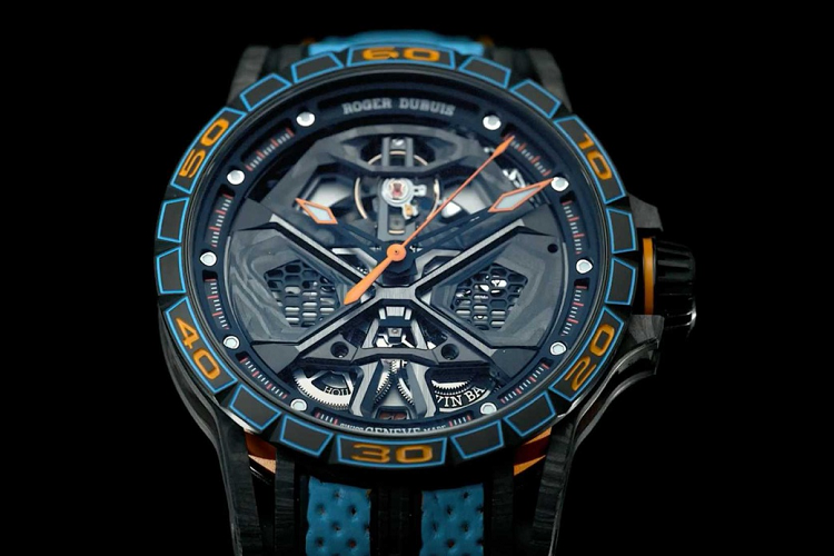 Roger Dubuis, nhà sản xuất đồng hồ Thụy Sĩ, đã hợp tác với thương hiệu siêu xe Lamborghini để sản xuất một mẫu đồng hồ với số lượng giới hạn mang tên Excalibur Spider Huracan STO. Đồng hồ này được lấy cảm hứng từ siêu xe Lamborghini Huracan STO.