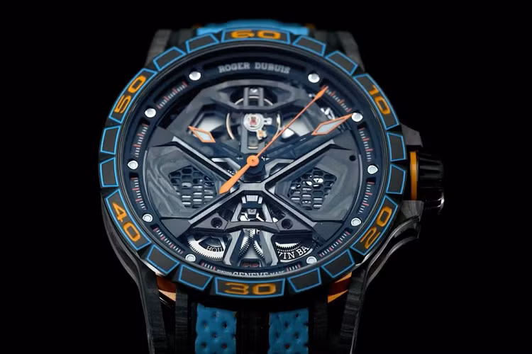 Roger Dubuis, nhà sản xuất đồng hồ Thụy Sĩ, đã hợp tác với thương hiệu siêu xe Lamborghini để sản xuất một mẫu đồng hồ với số lượng giới hạn mang tên Excalibur Spider Huracan STO. Đồng hồ này được lấy cảm hứng từ siêu xe Lamborghini Huracan STO.