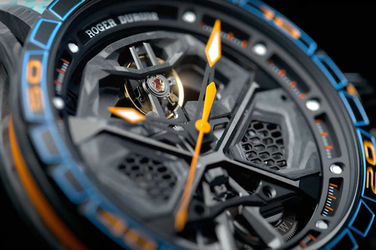 Đồng hồ Excalibur Spider Huracan STO có phần vỏ bên ngoài đường kính 45 mm làm từ carbon với lớp phủ cao su. Các chất liệu khác được sử dụng bên ngoài đồng hồ là titan và kính sapphire.