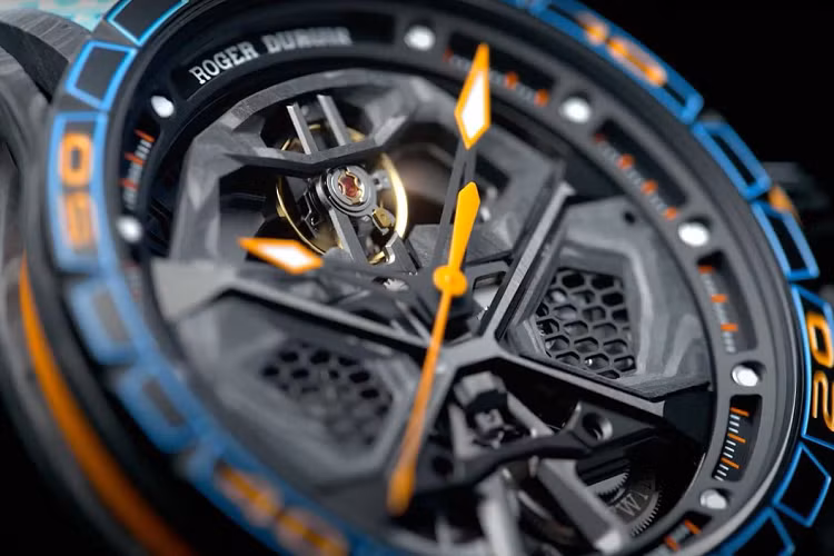 Đồng hồ Excalibur Spider Huracan STO có phần vỏ bên ngoài đường kính 45 mm làm từ carbon với lớp phủ cao su. Các chất liệu khác được sử dụng bên ngoài đồng hồ là titan và kính sapphire.