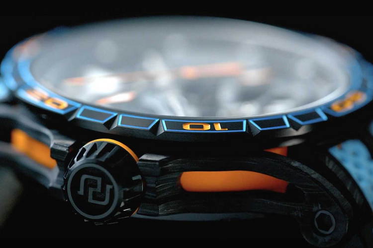 Dây đeo được làm từ da đục lỗ, mặt trong được lót cao su giúp người sử dụng cảm thấy thoải mái hơn.