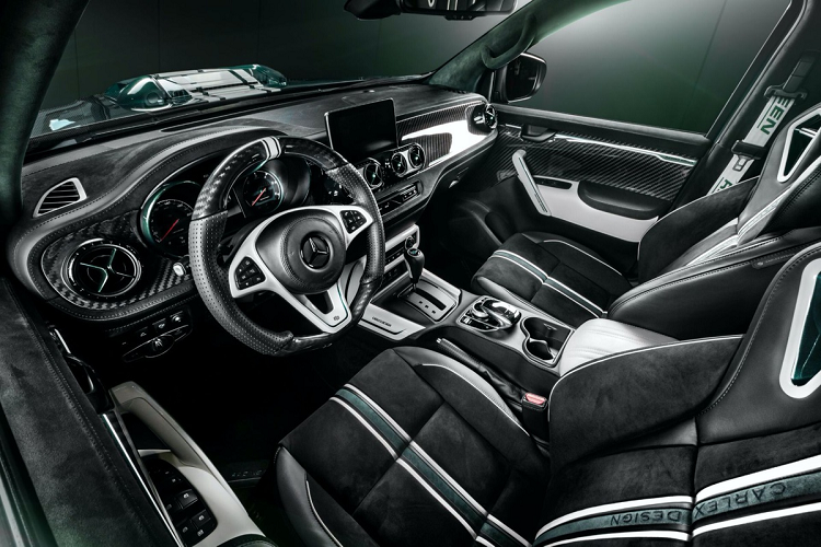 Trải dài từ phía trước đến sau xe là 3 sọc sơn trắng tạo tương phản, lốp xe cũng được tạo điểm nhấn với dòng chữ “Carlex Design Racing Green”.