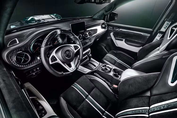 Trải dài từ phía trước đến sau xe là 3 sọc sơn trắng tạo tương phản, lốp xe cũng được tạo điểm nhấn với dòng chữ “Carlex Design Racing Green”.