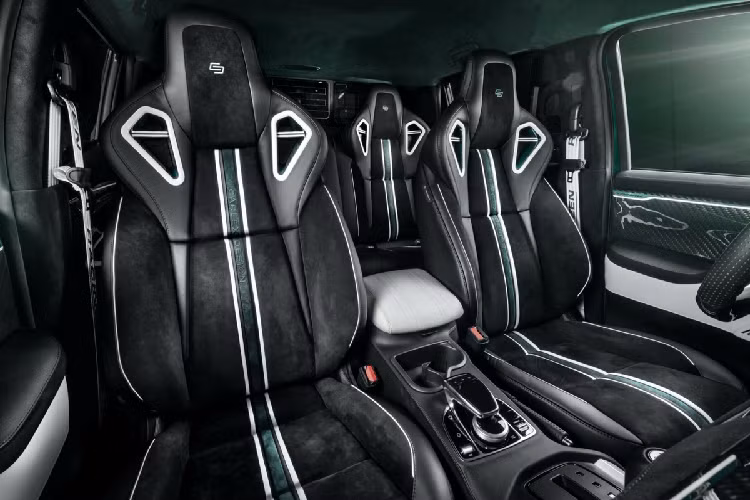 Thừa hưởng giá trị vốn có của X-Class nguyên bản, nội thất của phiên bản Racing Green cũng rất ấn tượng với hàng loạt các chi tiết được ốp carbon, từ vô-lăng cho đến bảng táp-lô.