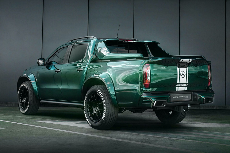 Đúng như tên gọi, mẫu X-Class Racing Green được khoác lên lớp sơn mới màu xanh ngọc lục bảo bắt mắt. Được biết, toàn bộ các vật liệu được sử dụng bên ngoài thân xe đều đã trải qua nhiều quy trình thử độ bền.