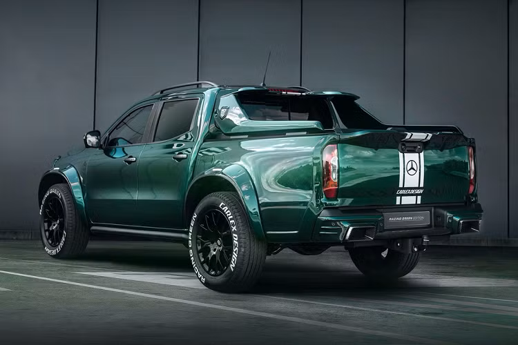 Đúng như tên gọi, mẫu X-Class Racing Green được khoác lên lớp sơn mới màu xanh ngọc lục bảo bắt mắt. Được biết, toàn bộ các vật liệu được sử dụng bên ngoài thân xe đều đã trải qua nhiều quy trình thử độ bền.