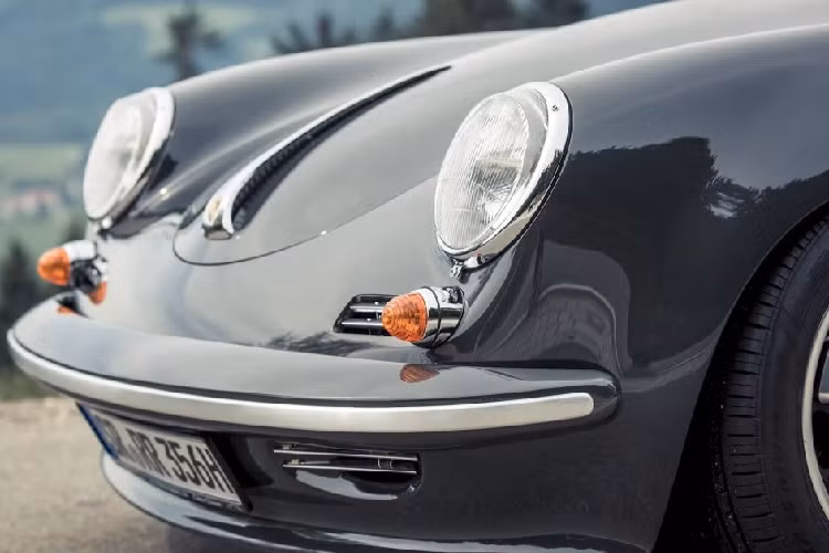 Sau đó, Diez đã mời Walter đến và lái thử chiếc xe này. “Tôi đã tiếp cận chiếc Porsche 356 với động cơ tăng áp này một cách rất cẩn trọng. Nó có vẻ như đã được độ lại khá nhiều nhưng sau đó tôi lại bất ngờ với khả năng cân bằng đáng kinh ngạc của nó”, Rohrl chia sẻ. “Cản trước thấp, máy đặt sau tạo độ nặng với công suất 260 mã lực, chiếc xe vận hành vô cùng trơn tru, chính xác và thú vị”.